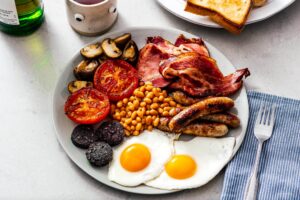 Café da manhã tradicional Inglês Consiste de ovos, bacon, salsichas, pão frito, feijão cozido e cogumelos, mas a composição pode variar de um lugar para outro no Reino Unido. Também é servido em praticamente todos os hotéis e pousadas do país.