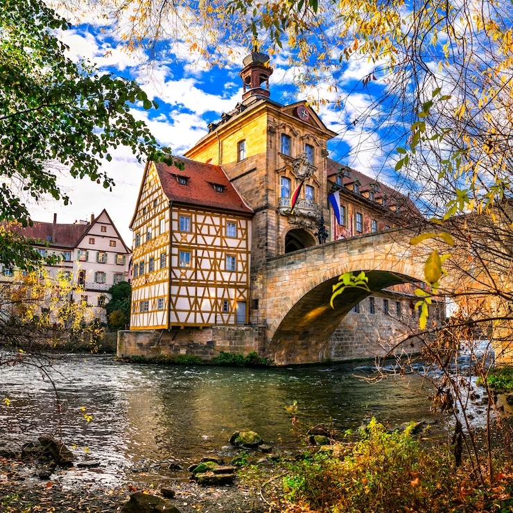 Uma viagem pelas jóias escondidas da Alemanha Bamberga é uma cidade no estado da Baviera, Alemanha. Está localizada na região administrativa da Alta Francónia. Bamberga é uma cidade independente ou distrito urbano, ou seja, possui estatuto de distrito. A cidade é um importante centro econômico e cultural na região da Francônia